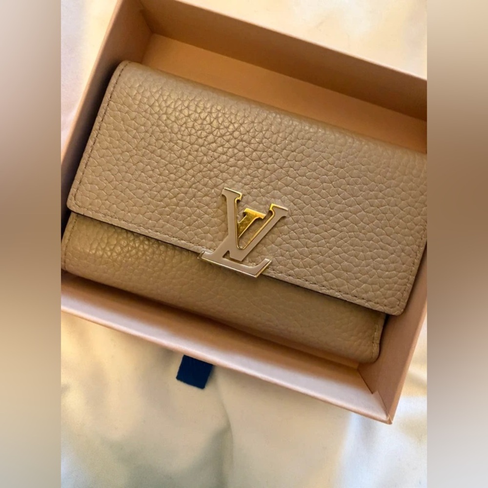 Louis Vuitton Capucines Compact Wallet - Picture 3 of 8